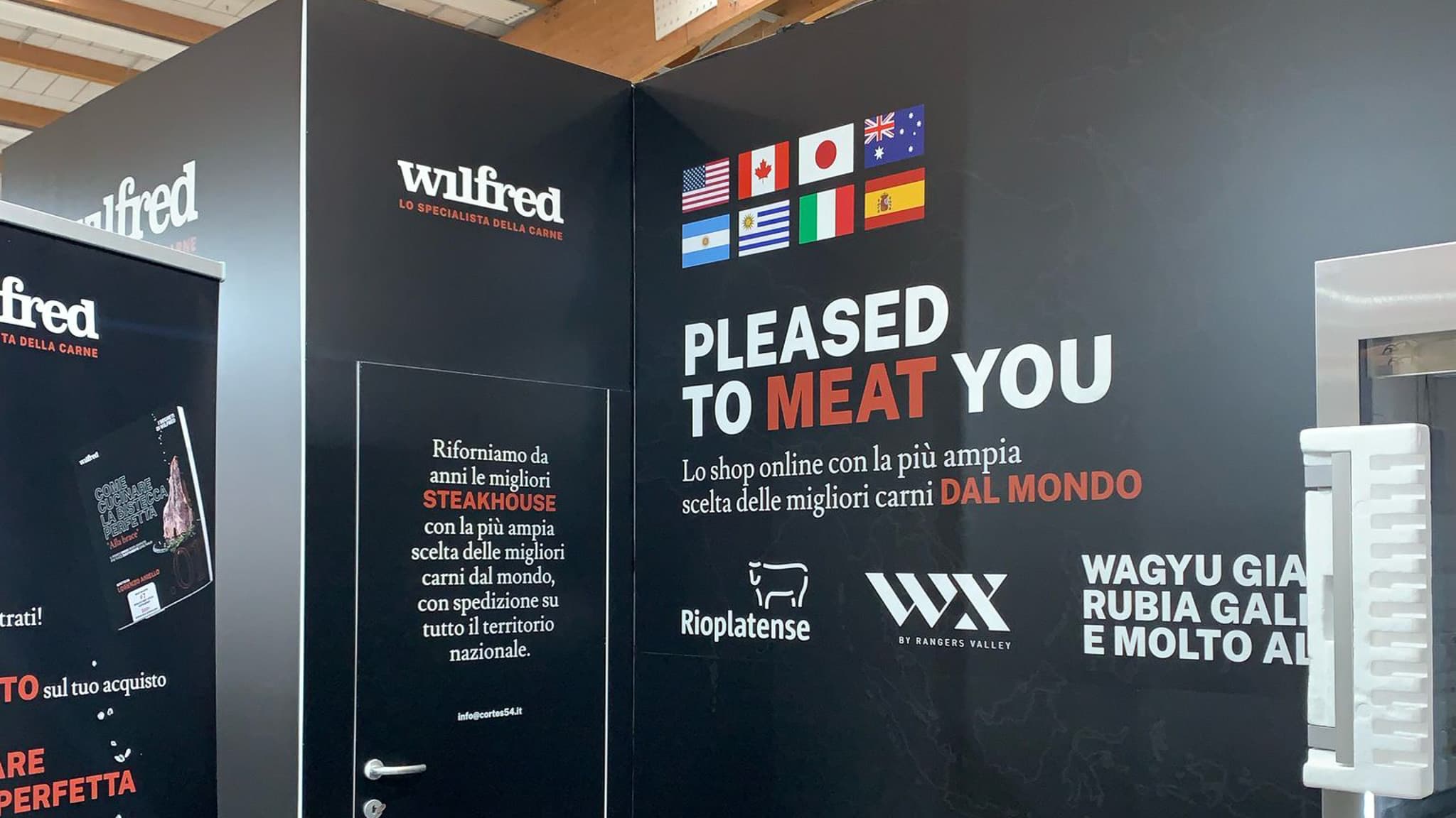 Totem ed espositori allestiti per uno stand, prodotti nel nostro reparto